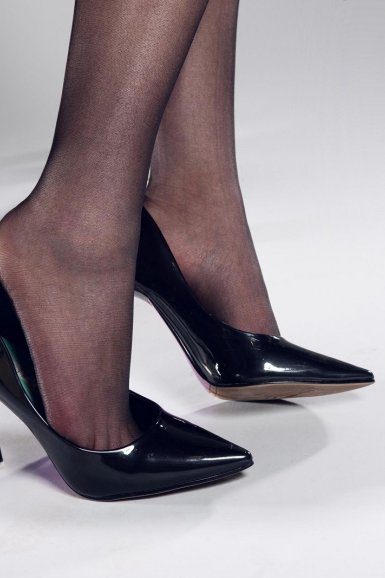 开元体育:蓝洁瑛现身教堂精神转好 懒理媒体虔诚唱圣诗(图2) 开元体育注册登录